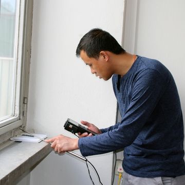 Gastwissenschaftler Karma Tenzin bei der Leckageortung in der thermischen Gebäudehülle in der Coudraystraße 7, Foto: Jamyang Dukjey
