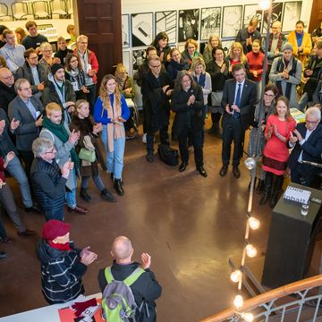 Foto zur Ausstellungseröffnung und Buchpräsentation.