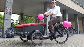 Dipl.-Ing. Harder on cargo bike. Picture: Raimo Harder