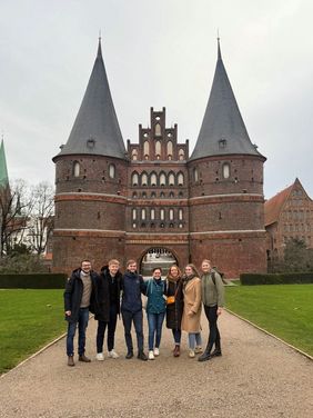 nuBau-Teilnehmende an den Hanseatischen Sanierungstagen hier vor dem Holstentor in Lübeck