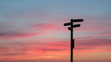 Wegweiser vor Abendhimmel, Foto: Javier Allegue Barros