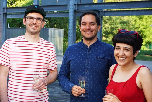 Die Gewinner Juan Pablo Pedraza (Mitte), Florian Froger und Saba Bagheri freuten sich über ihren Erfolg beim ersten »Mini-Filmwettbewerb« an der Bauhaus-Universität Weimar. (Foto: Bauhaus-Universität Weimar, Marvin Hamann)