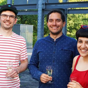 Die Gewinner Juan Pablo Pedraza (Mitte), Florian Froger und Saba Bagheri freuten sich über ihren Erfolg beim ersten »Mini-Filmwettbewerb« an der Bauhaus-Universität Weimar. (Foto: Bauhaus-Universität Weimar, Marvin Hamann)