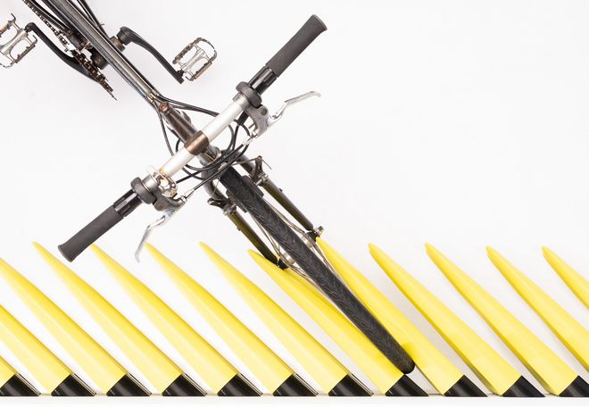 Abbildung der flexiblen Fahrradhalterungen inkl. eines dort geparkten Fahrrads