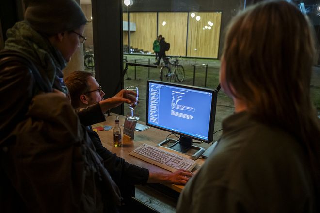 Gäste der Veranstaltung betrachte die Projekte in der interaktiven Ausstellung