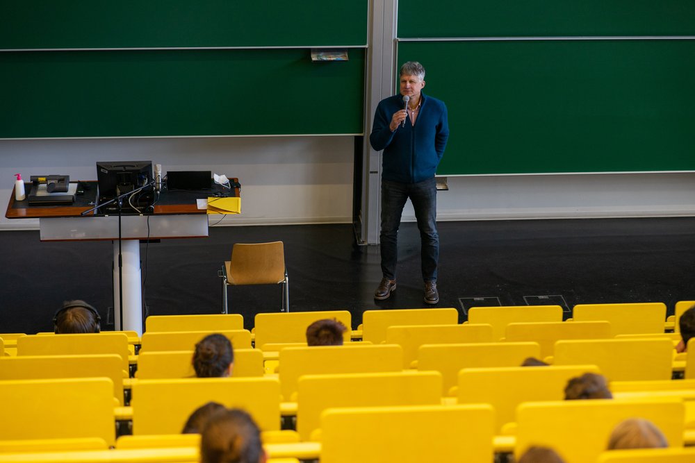 Prof. Dr. Stefan Sinzinger, Vizepräsident für Forschung und wissenschaftlichen Nachwuchs der TU Ilmenau, bei der Abschlusspräsentation. (Quelle: TU Ilmenau, Foto: Lukas Sthamer)