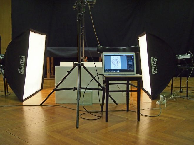 Im Fotostudio der Amalienstraße 13 entsteht schließlich das finale Plakatmotiv. (Bauhaus-Universität Weimar, Fotos: Eric Birnbaum, Tina Meinhardt)