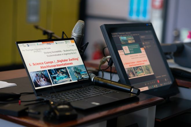 Am letzten Tag des Science Camps stellen die Teilnehmenden ihre Lösungen für den »digitalen Zwilling« vor. (Quelle: TU Ilmenau, Foto: Lukas Sthamer) 