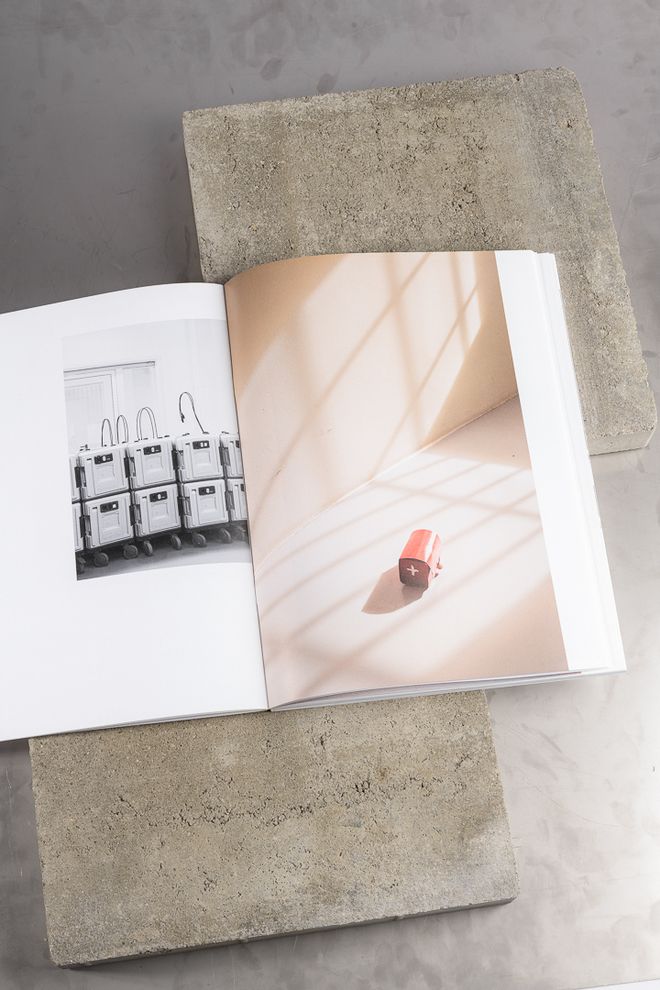 Aufgeschlagene Publikation »Durch Fotografie keine Einsichten« mit Bildstrecke und fotografischen Motiven