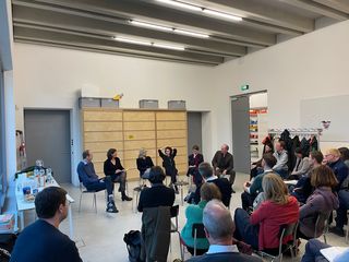 Foto vom Gesprächskreis währen dem Weimarer Stadtgespräch zum Thema "Radentscheid: Weimar an der Weggabelung".