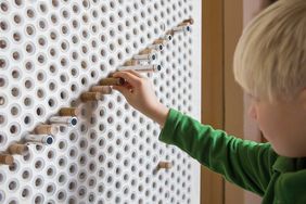 In einer beliebigen Reihenfolge gesteckt, können die Kinder ihre individuelle Kugelbahn bauen. 
