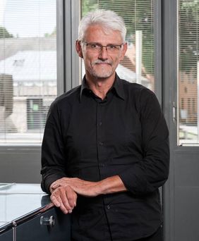 Prof. Dipl.-Ing. Dipl.-Des. Bernd Rudolf ist im Amt als Dekan der Fakultät Architektur und Urbanistik bestätigt worden. (Bauhaus-Universität Weimar, Foto: Thomas Müller)
