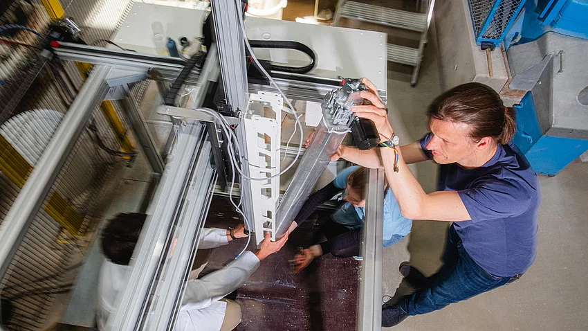 zwei Personen arbeiten am 3D-Drucker 