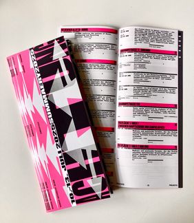 Das Programmheft bietet eine Übersicht über alle Projekte, Orte und Veranstaltungen. Design: Leonard Behre, Mona Kerntke. Redaktion: Raika Nebelung. Fotos: Claudia Weinreich Das Programmheft bietet eine Übersicht über alle Projekte, Orte und Veranstaltungen. Design: Leonard Behre, Mona Kerntke. Redaktion: Raika Nebelung. Fotos: Claudia Weinreich