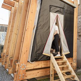 Auf knapp zehn Quadratmetern Fläche veranschaulicht das energieautarke, experimentelle Gebäude, wie Architektur neu gedacht und nachhaltig umgesetzt werden kann.