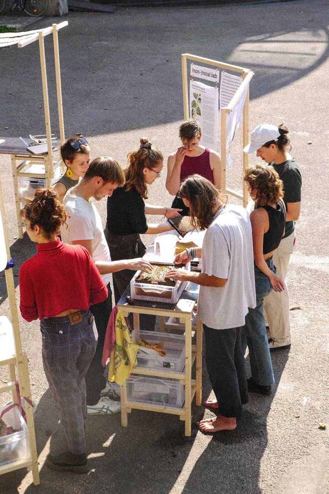 WorkshopteilnemerInnen stehen um Workshop-Möbel herum