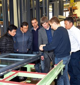 Besichtigung der Fensterproduktion der Holzwerkstätten Lindner in Wohlsborn, um gemeinsam die Möglichkeiten zur Optimierung der Fensterherstellung in Bhutan zu eruieren, Foto: Gerlind Lindner
Besichtigung der Fensterproduktion der Holzwerkstätten Lindner in Wohlsborn, um gemeinsam die Möglichkeiten zur Optimierung der Fensterherstellung in Bhutan zu eruieren, Foto: Gerlind Lindner