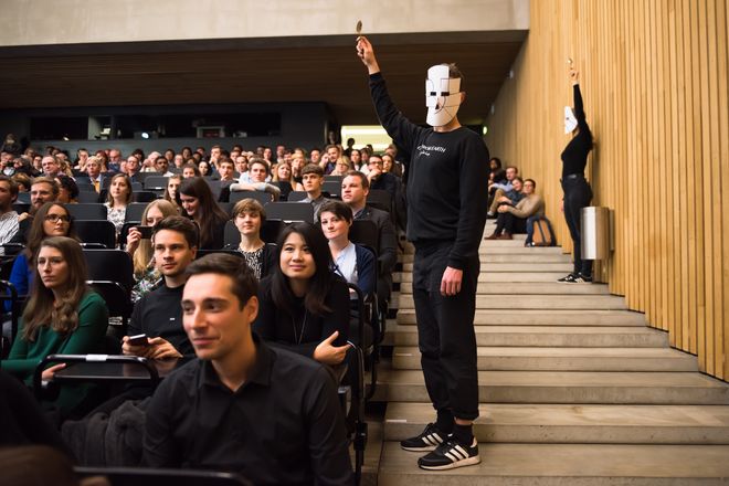 Die Einführungskurs-Performance bildete den künstlerischen Rahmen der Feier.