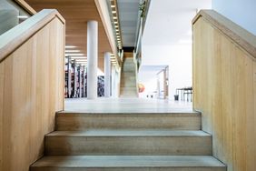 Foto: Thomas Müller Treppe in der Universitätsbibliothek, die nach oben führt