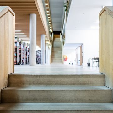 Treppe in der Universitätsbibliothek, die nach oben führt