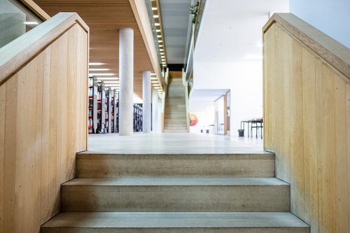 Treppe in der Universitätsbibliothek, die nach oben führt