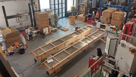 HBV-Träger vor der Betonage der Betonplatte in der Versuchshalle HBV-Träger vor der Betonage der Betonplatte in der Versuchshalle