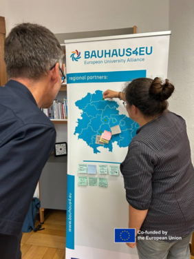 Die Ergebnisse der Gruppenarbeiten wurden auf einer Thüringenkarte zusammengetragen. Foto: Lena-Marie Euba