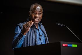 Prof. Diébédo Francis Kéré während der Antrittsvorlesung seiner Bauhaus-Gastprofessur (Foto: Thomas Müller) Prof. Diébédo Francis Kéré während der Antrittsvorlesung seiner Bauhaus-Gastprofessur (Foto: Thomas Müller)