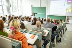 Im Hörsaal A in der Marienstraße 13 informieren Mitarbeitende über Studienmöglichkeiten, Studiengänge und Rahmenbedingungen. Foto: Thomas Müller