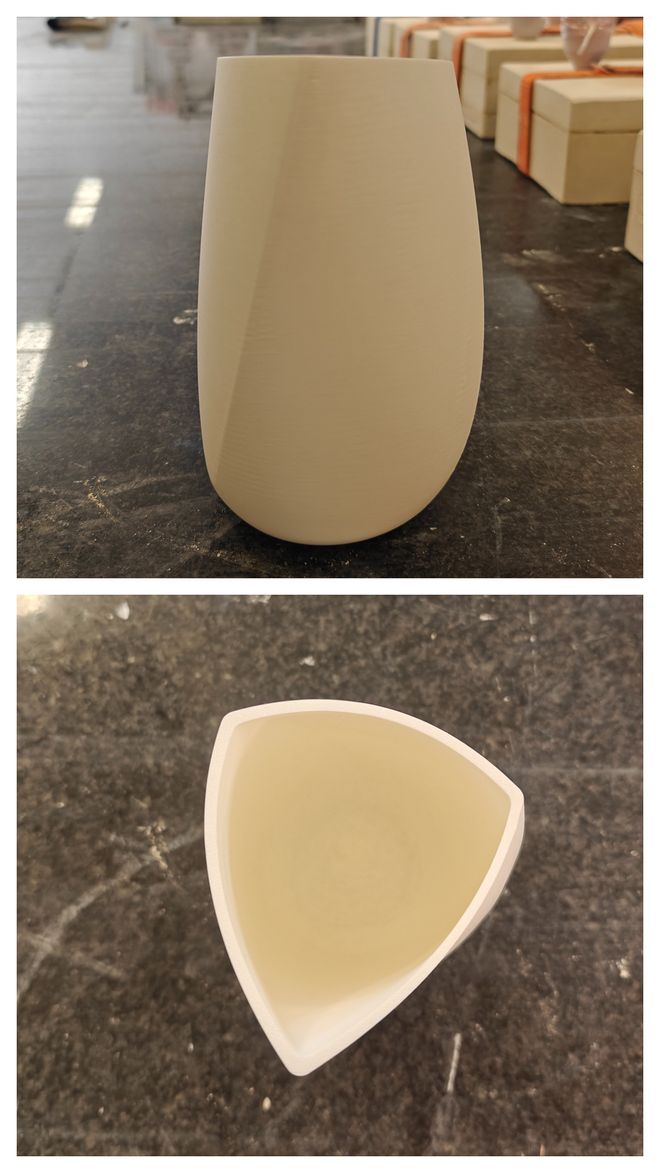 Ein weißes, 3D-gedrucktes Gefäß steht auf einer Werkbank. Die obere Aufnahme zeigt die Seitenansicht, die untere den dreieckigen Querschnitt der Öffnung.