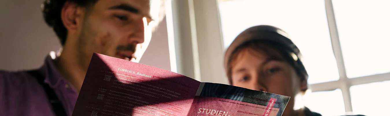 Zwei Studierende im Gespräch