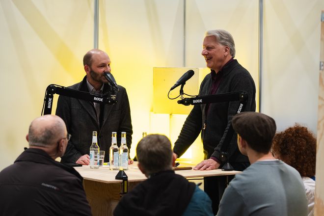 Dr. Simon Frisch (r.) erkundet im Gespräch mit Peter Braun, Leiter des Schreibzentrums »Schreiben Lernen« an der Friedrich-Schiller-Universität Jena, Auswirkungen generativer KI auf literarische Praktiken.