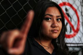 Das Foto zeigt eine Frau mit erhobenem Zeigefinger, der ein »Nein« suggeriert.