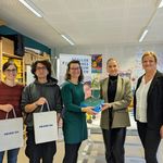 Foto: Luise Ziegler Mit einer Pappsäge und drei Calliope-Mikrocontroller-Sets können Kinder und Jugendliche künftig im Schülerforschungszentrum Weimar experimentieren: das Team des SFZ Aletta Böcker, Felipe Cuartas und Dr. Elizabeth Watts nahmen die Spende von Sarah Andrzejak und Alexandra Scholz, Desay SV Automotive Europe GmbH, entgegen (v.l.n.r.). Foto: Luise Ziegler
