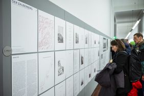 Blick in die Ausstellung: Erster Preis in der Kategorie Forschung: Luisa Krämer: Der Zauberberg – Steinhäuser in den Cottischen Alpen (Foto: Thomas Müller, Copyright: Bauhaus-Universität Weimar)