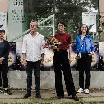 Group photo of the jurors an the winner