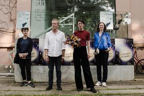 Grppenfoto mit Jury und Gewinnerin