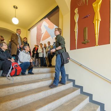 Beim UNESCO-Bauhaus-Spaziergang können die Gäste die Wandgestaltungen Oskar Schlemmers besichtigen. Fotos: Thomas Müller