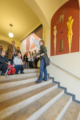 Beim UNESCO-Bauhaus-Spaziergang können die Gäste die Wandgestaltungen Oskar Schlemmers besichtigen. Fotos: Thomas Müller