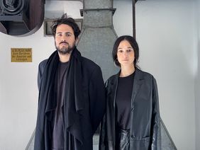 Copyright: PARABASE Das spanische Architektenduo Pablo Garrido Arnaiz und Carla Ferrando Costansa. Copyright: PARABASE