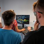 Gruppe von Personen arbeitet zusammen am Bildschirm