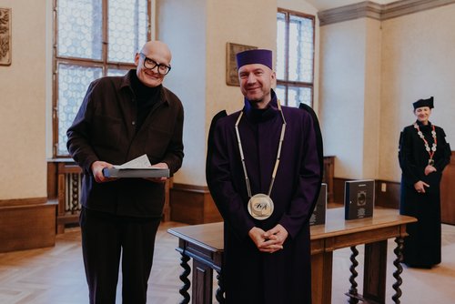Prof. Andreas Mühlenberend (left) accepts the Ladislav Sutnar Prize on behalf of the Bauhaus-Universität Weimar. Photo: Ladislav Sutnar Faculty of Design and Art
