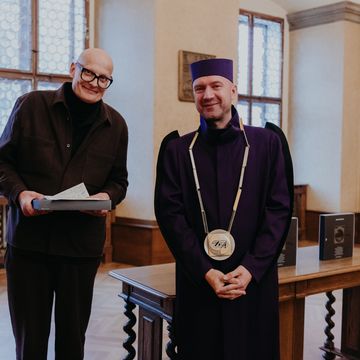 Prof. Andreas Mühlenbrend (l.) nimmt den Ladislav-Sutnar-Preis für die Bauhaus-Universität Weimar entgegen. Foto: Ladislav-Sutnar-Fakultät für Design und Kunst