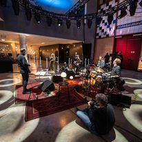 Sängerin Annett Louisan und Band im Foyer der Universitätsbibliothek.