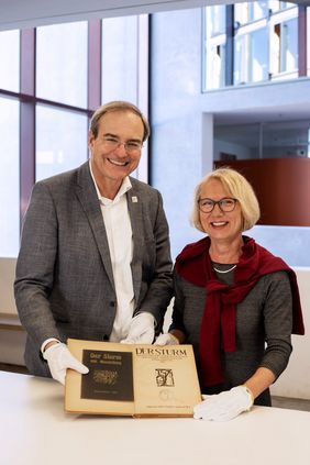 Bibliotheksleiter Dr. Simon-Ritz und die Leiterin des Archivs der Moderne, Dr. Christiane Wolf, präsentierten die wertvollen Funde in der Universitätsbibliothek. (Foto: Carolin Klemm) Bibliotheksleiter Dr. Simon-Ritz und die Leiterin des Archivs der Moderne, Dr. Christiane Wolf, präsentierten die wertvollen Funde in der Universitätsbibliothek. (Foto: Carolin Klemm)