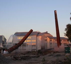 Sprengabbruch von 2 Mauerwerkschornsteinen in Ransbach – Baumbach (2015), Quelle: Thüringer Sprenggesellschaft mbH
