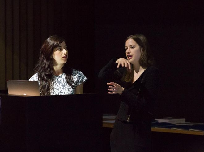 Die Stipendiatin Melisa Palacio Lopéz und ihre Projektpartnerin erläutern das interdisziplinäre Konzept