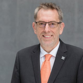 Prof. Dr.-Ing. Uwe Plank-Wiedenbeck wurde an der Fakultät Bauingenieurwesen einstimmig in seinem Amt als Dekan bestätigt. (Foto: Matthias Eckert)