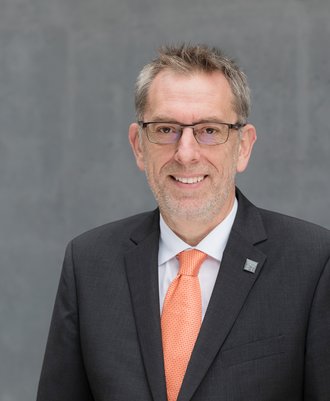 Prof. Dr.-Ing. Uwe Plank-Wiedenbeck wurde an der Fakultät Bauingenieurwesen einstimmig in seinem Amt als Dekan bestätigt. (Foto: Matthias Eckert)