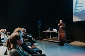 Im Anschluss an die Preisverleihung hielt Prof. Andreas Mühlenberend eine Vorlesung an der der Ladislav-Sutnar-Fakultät für Design und Kunst der Westböhmischen Universität in Pilsen. Foto: Ladislav-Sutnar-Fakultät für Design und Kunst